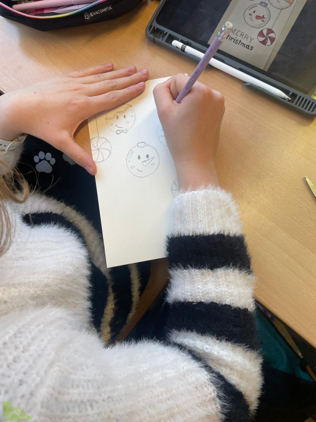 Weihnachtsfreude im Briefkasten: Achtklässler:innen basteln Karten für die Nachbarschaft